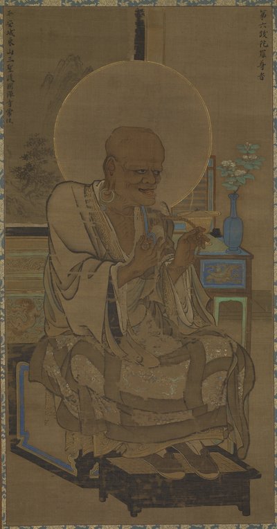 Arhat (Hattara Sonja - Bhadra) sitzend; ein blühender Zweig in einer Vase auf dem Tisch, Nanbokucho-Periode, Mitte des 14. Jahrhunderts von Ryozen